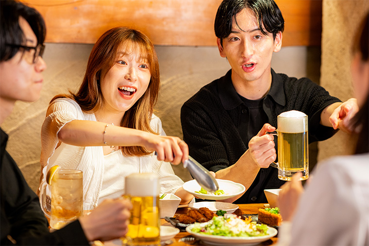 笑顔で会食する男女