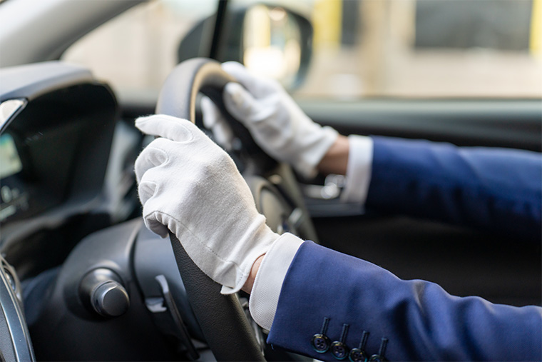 タクシーを運転する手元
